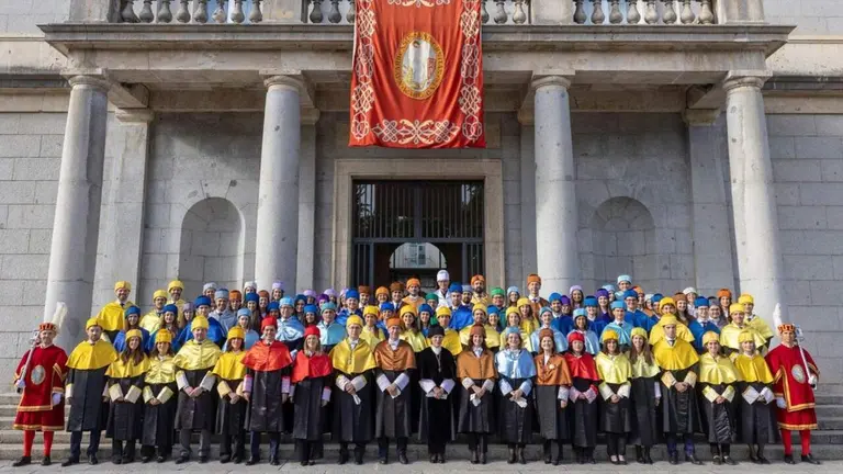 Foto de grupo de los nuevos doctores junto a la rectora y vicerrectores. MANUEL CASTELLS / UNIVERSIDAD DE NAVARRA