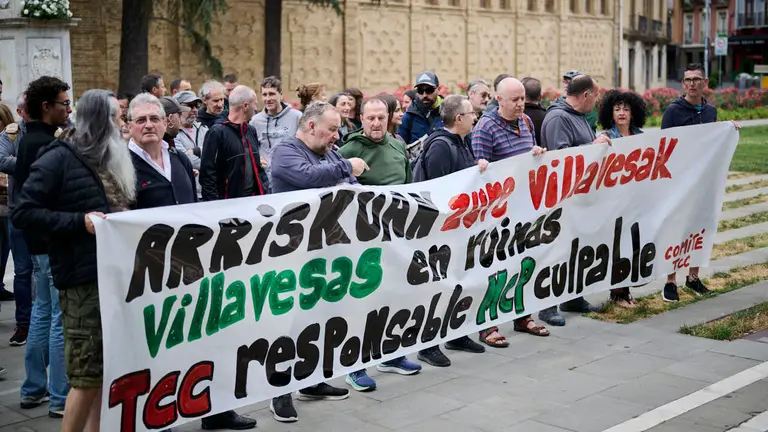 Concentraci&oacute;n de la mayor&iacute;a sindical del comit&eacute; de Villavesas TCC (ELA, CCOO, ATTU y LAB) en contra del "mal estado de los autobuses". PABLO LASAOSA