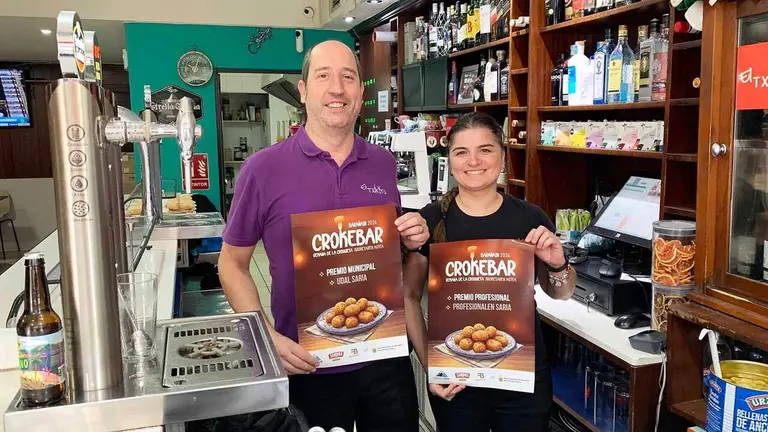 I&ntilde;aki Lizarraga y Fabiane Teixeira en el bar El Txikito de Bara&ntilde;&aacute;in. Navarra.com