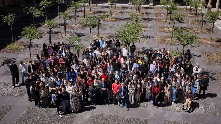 El consejero Gimeno junto a los alumnos del programa LaborESO. GOBIERNO DE NAVARRA
