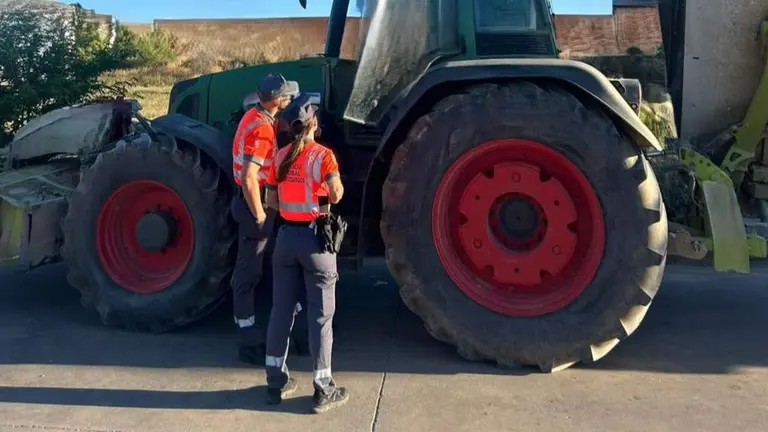 El tractor interceptado por la Polic&iacute;a Foral. POLIC&Iacute;A FORAL