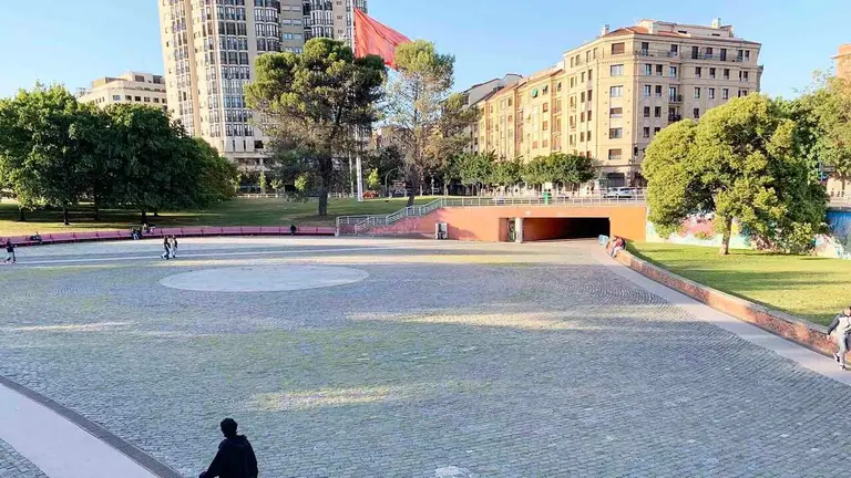 Plaza de los Fueros en Pamplona con la bandera de Navarra al fondo. Navarra.com