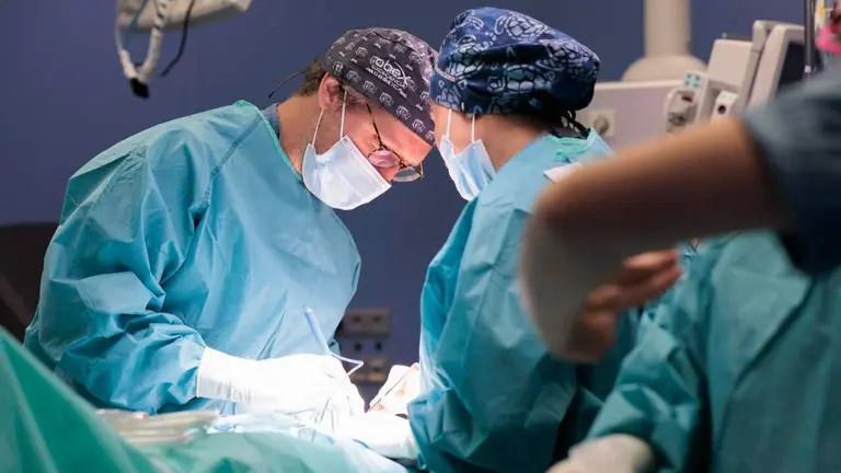 El Dr. Guillermo Andr&eacute;s Boville, especialista del Centro de Pr&oacute;stata de la Cl&iacute;nica Universidad de Navarra, durante una intervenci&oacute;n con el robot Da Vinci Single Port.