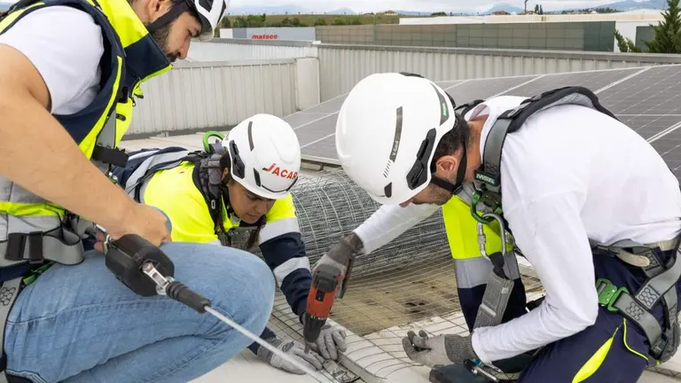 Operarios trabajando en la empresa navarra Jacar. CEDIDA