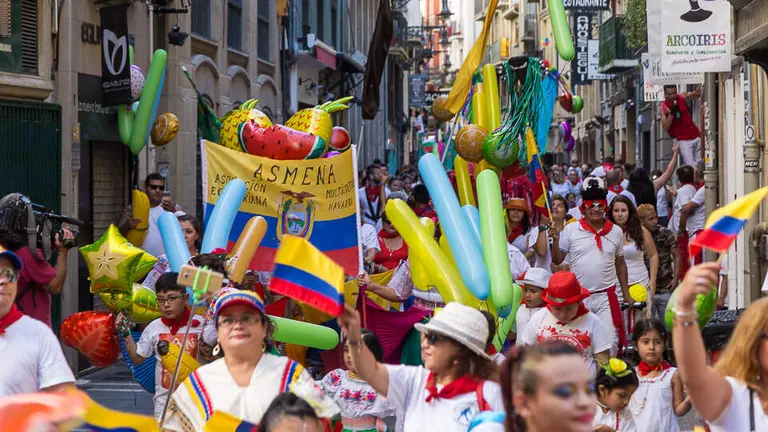 'Mazedonia kalejira', la comitiva festiva de diferentes culturas organizada por el Ayuntamiento de Pamplona para poner en valor el mestizaje. IÑIGO ALZUGARAY (38)
