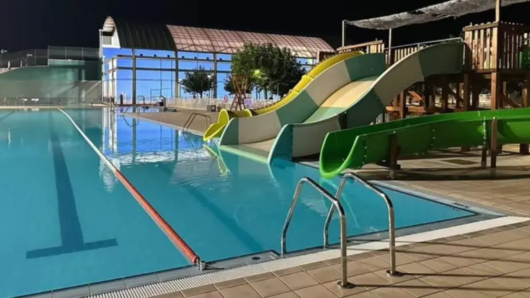 Imagen nocturna de las piscinas de Corella. Instagram.