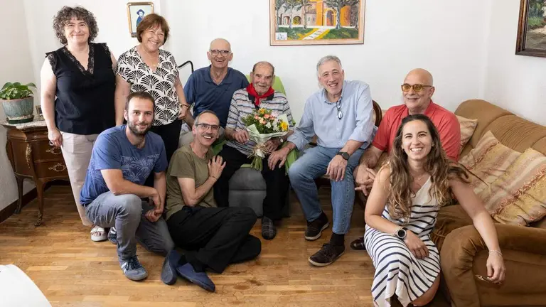 Jos&eacute; Luis Arraiza Arangoa, rodeado de su familia por su 100 cumplea&ntilde;os.