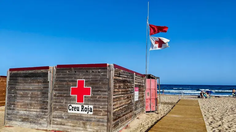 Imagen de la playa de la Arrabassado de Tarragona donde hoy viernes un menor ha muerto y otros dos se encuentran en estado cr&iacute;tico tras tener problemas para salir del agua cuando saltaban desde una zona rocosa. EFE / Javier D&iacute;az.