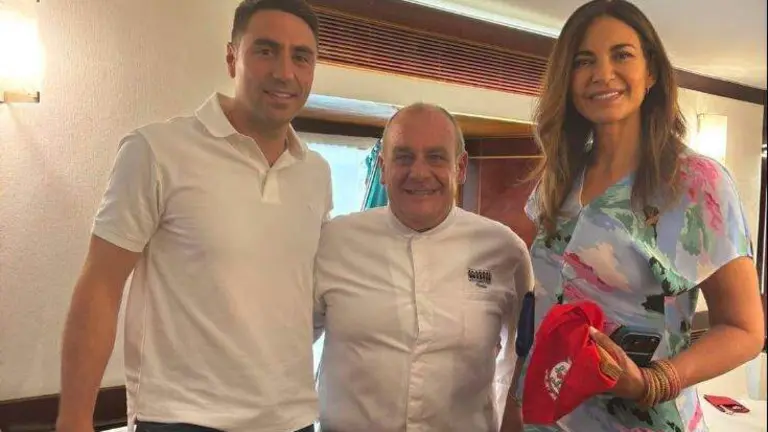 Peio Etxeberr&iacute;a, Nicol&aacute;s Ram&iacute;rez y Maril&oacute; Montero en el restaurante T&uacute;bal de Tafalla. Facebook T&uacute;bal.