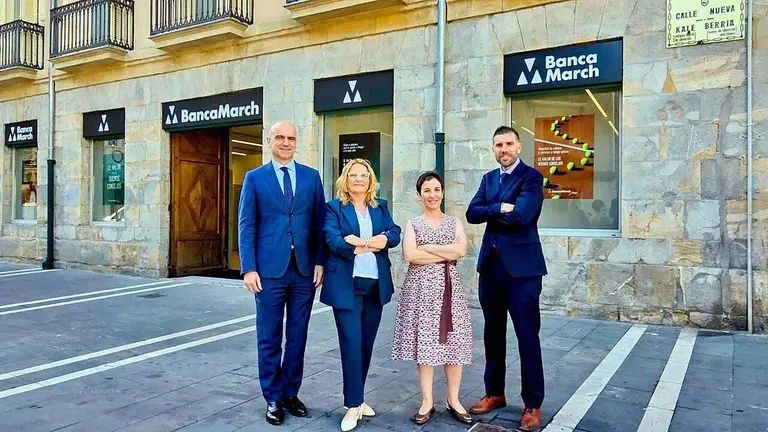 De izquierda a derecha, Jorge Arraiza (gestor Banca Privada senior, Blanca Azón (directora centro de negocio), Noemí Blanco (interventora) e Ismael Goñi (gestor Banca Empresas senior).jpg