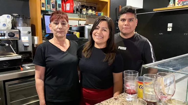 Maica, Felicidad y &Aacute;lex en la barra de la bodega N&uacute;&ntilde;ez en Pamplona. Navarra.com