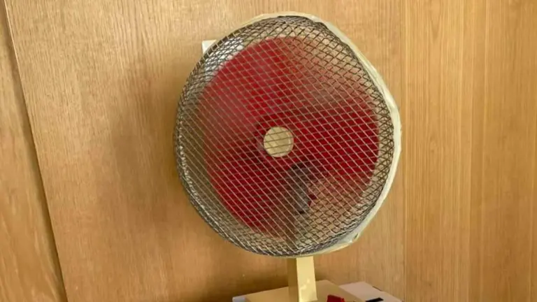 El ventilador colocado sobre una caja en la sala de espera del centro de salud mental de Tudela. CEDIDA
