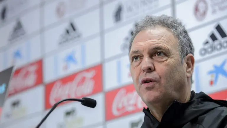 El entrenador Joaqu&iacute;n Caparr&oacute;s en la sala de prensa de Tajonar. Pablo Lasaosa.