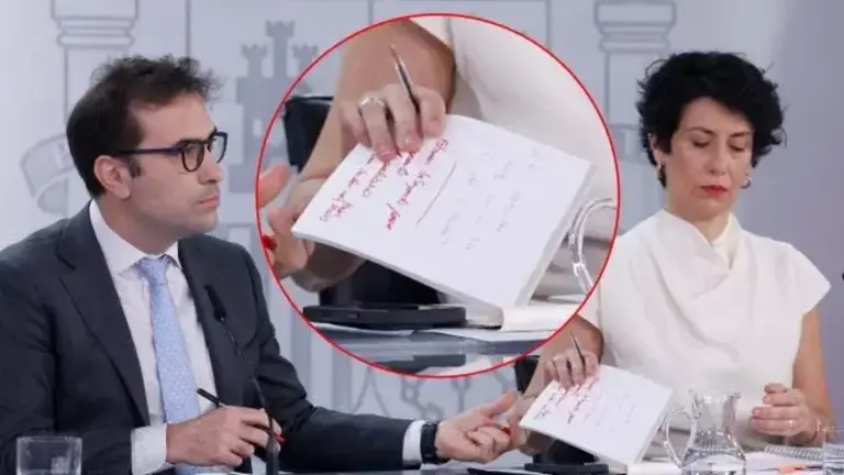 Momento en el que le pasa la libreta a Elma Saiz. OK DIARIO