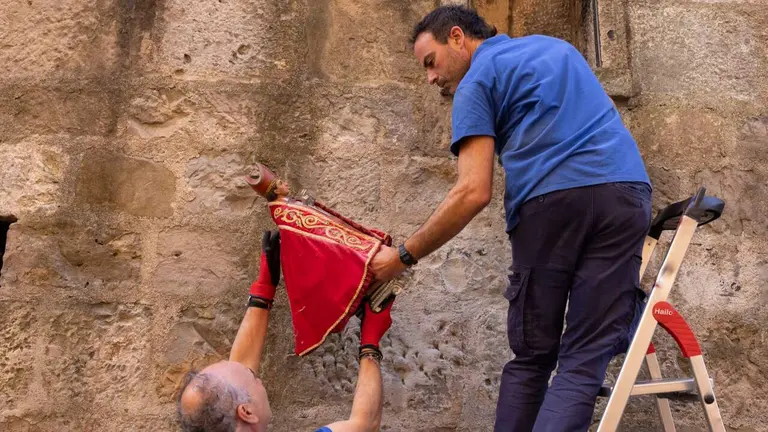Dos operarios municipales retiran la imagen de San Ferm&iacute;n de la hornacina de Santo Domingo. AYUNTAMIENTO DE PAMPLONA