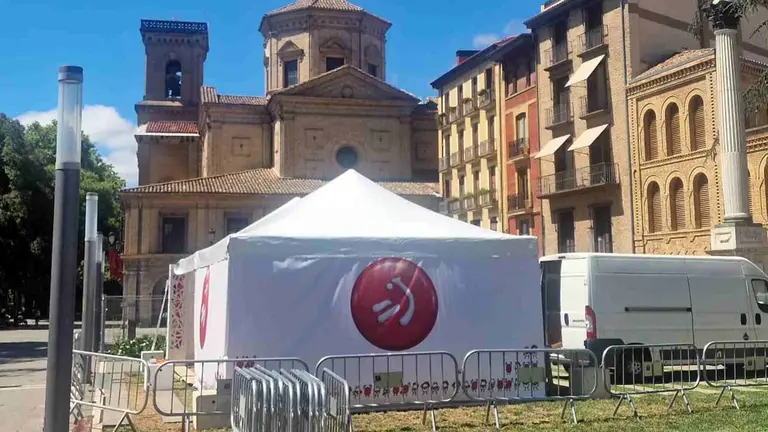 Set de Televisi&oacute;n de la ETB ante la iglesia de San Lorenzo. NAVARRA.COM