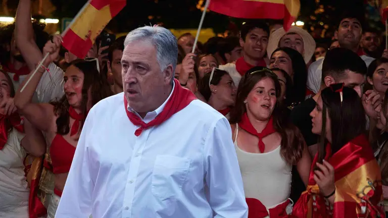 Fotomontaje de Joseba Asiron sobre una foto de aficionadas de las Selecci&oacute;n Espa&ntilde;ola de f&uacute;tbol viendo un partido en una pantalla en San Ferm&iacute;n.
