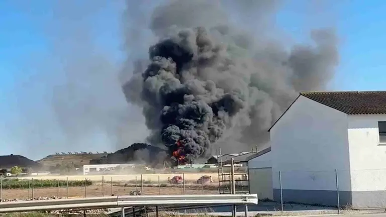 Incendio en una empresa de servicios ecol&oacute;gicos de Cintru&eacute;nigo.
