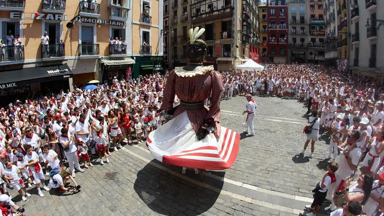 Despedida de la Comparsa de Gigantes y Cabezudos en la plaza del Ayuntamiento de Pamplona. I&Ntilde;IGO ALZUGARAY