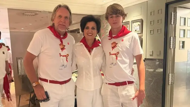 Bernhard Schuster, Mari Carmen Idoate y el nieto de exfutbolista. FACEBOOK / RESTAURANTE EUROPA