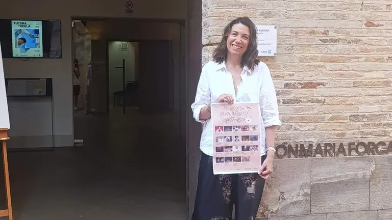 La concejala de Cultura de Tudela, Reyes Carmona, posa con la programaci&oacute;n del teatro Gaztambide. AYUNTAMIENTO DE TUDELA