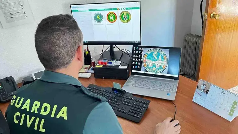 La Guardia Civil ha identificado a dos hombres y una mujer tras analizar las c&aacute;maras y reconstruir los pagos realizados en tres comercios.