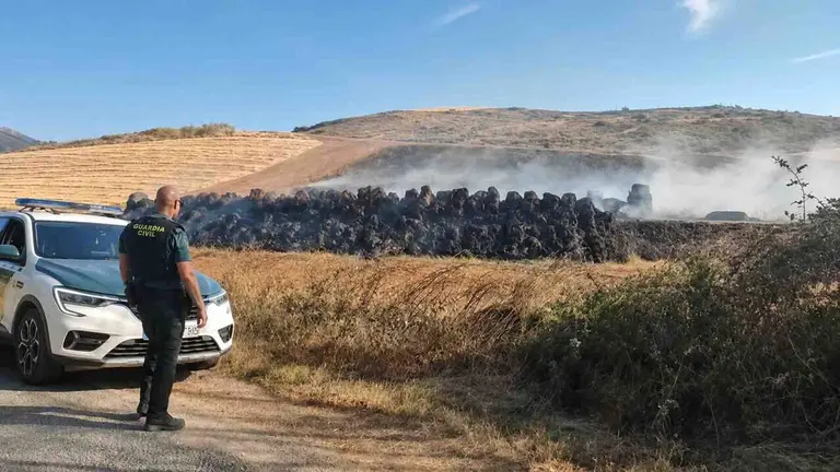 Incendio en Desojo: arden cerca de 500 pacas de paja y el agricultor sospecha que fue intencionado.