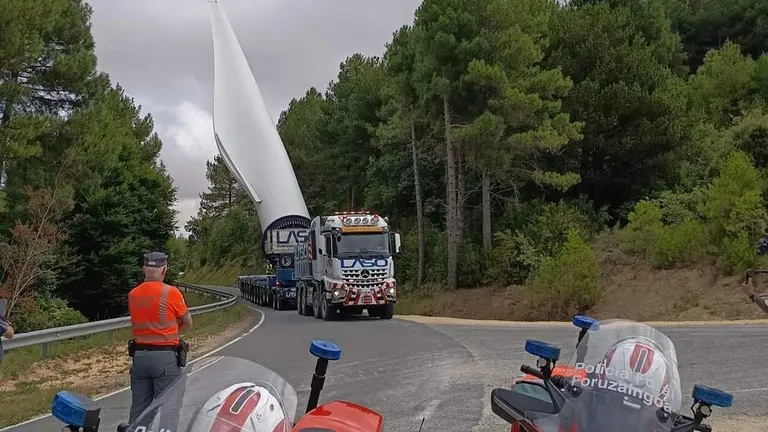 Imagen del traslado de una de las enormes palas e&oacute;licas. POLIC&Iacute;A FORAL