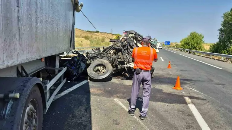 Un cami&oacute;n averiado en el arc&eacute;n provoca un grave accidente y obliga a cortar la AP-68 en Lodosa.