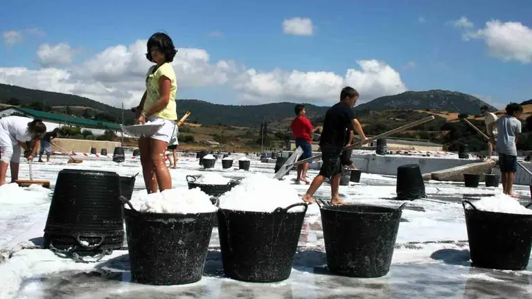 Salinas de Oro invita a descubrir su r&iacute;o salado y un oficio milenario con una visita y una cata gratuita.