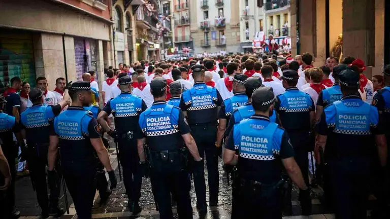 Agentes de la Polic&iacute;a Municipal que nada tienen que ver con el agente condenado, trabajan durante las pasadas fiestas de San Ferm&iacute;n en un encierro. PABLO LASAOSA