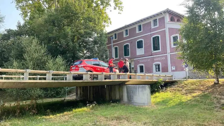 Polic&iacute;a Foral y Polic&iacute;a Municipal de Anso&aacute;in detienen a un joven por un robo con violencia.