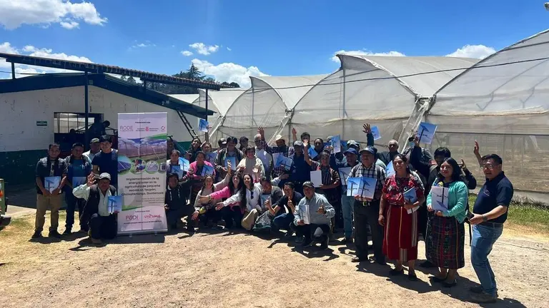Pie de foto. Profesores y estudiantes junto a los agricultores implicados en el proyecto.
