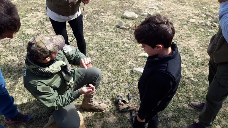 Imagen de la actividad de rastreo de fauna. TIERRAS DE IRANZU