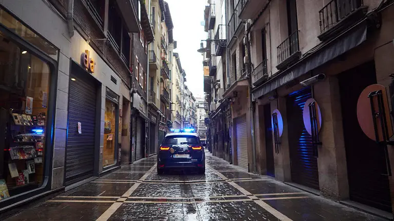 Un coche de la Polic&iacute;a Nacional por el casco viejo de Pamplona. ARCHIVO