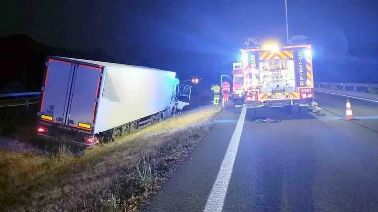 Imagen del cami&oacute;n accidentado en la mediana de la AP-15, a la altura de Olite.