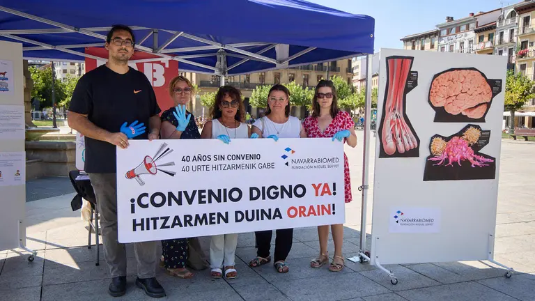 El Comit&eacute; de Personal de Navarrabiomed - Fundaci&oacute;n Miguel Servet realiza una acci&oacute;n p&uacute;blica para dar a conocer cu&aacute;l es su trabajo (investigaci&oacute;n cient&iacute;fica) y para reivindicar un convenio de trabajo propio. I&Ntilde;IGO ALZUGARAY