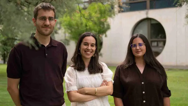 Aitor Ezker, Paula Corella y Anaraida Garc&iacute;a Baigorri, en el campus de Pamplona de la UPNA. UPNA