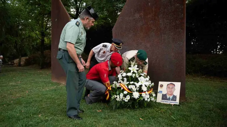 Militares, Polic&iacute;a Nacional, Guardia Civil y Polic&iacute;a Foral en el homenaje a Francisco Casanova. PABLO LASAOSA