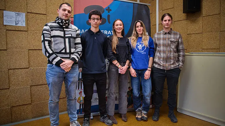 De izq. a dcha.: Aimar Yeregui, Omar Jeddi, Miren Luna, Nora Millor e I&ntilde;igo Garc&iacute;a Azp&iacute;roz, en una fotograf&iacute;a tomada en el IES Plaza de la Cruz. UNIVERSIDAD P&Uacute;BLICA DE NAVARRA