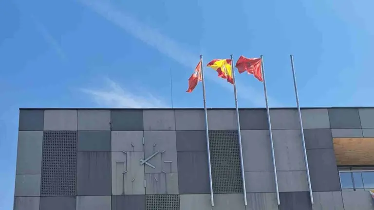 Fachada del Ayuntamiento de Burlada, en la que falta la bandera de la Uni&oacute;n Europea. PP BURLADA
