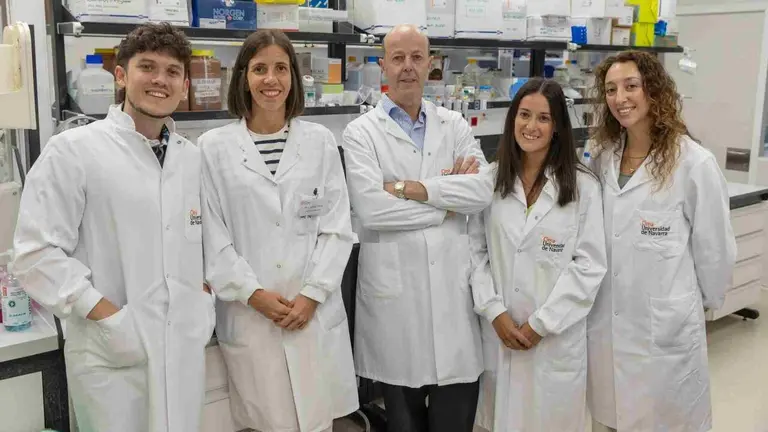 Miguel C&oacute;cera, Isabel Calvo, Felipe Pr&oacute;sper, Itziar Cenzano y Lorea Campos, del Grupo de Hematolog&iacute;a Traslacional del Cima Universidad de Navarra. CUN