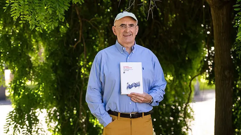 Josetxo Beriain, con el libro del que es autor, en el campus de Pamplona (sede Arrosadia) de la UPNA. UNIVERSIDAD P&Uacute;BLICA DE NAVARRA