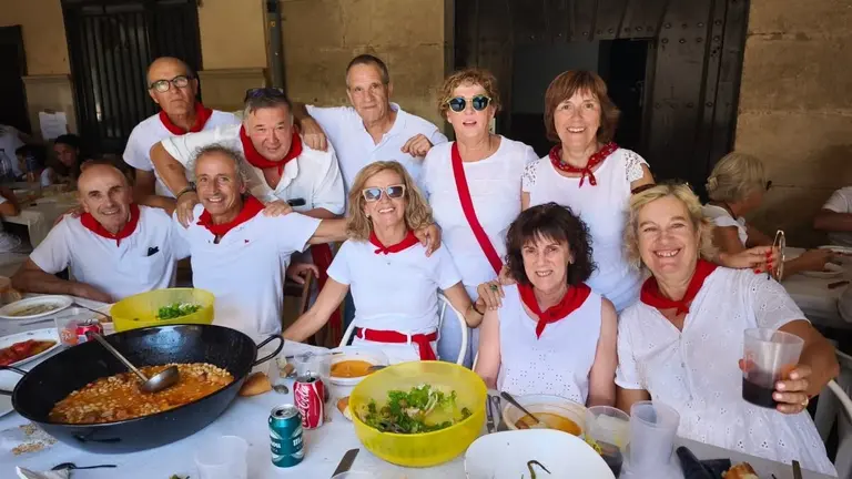 Un grupo de asistentes a la pochada de Los Arcos. AYUNTAMIENTO DE LOS ARCOS.