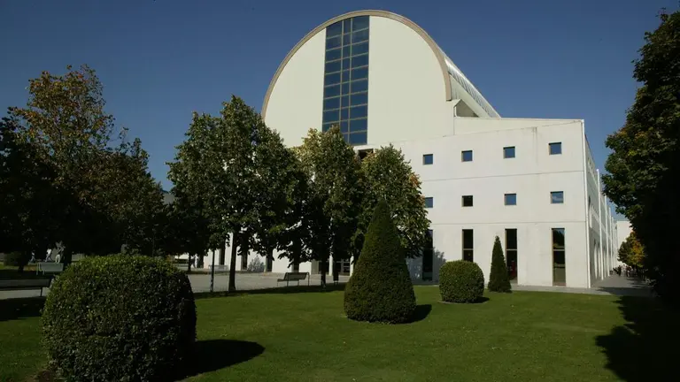 El Gobierno de Navarra contin&uacute;a cumpliendo el compromiso adquirido por todas las Comunidades Aut&oacute;nomas en el programa Mar&iacute;a Goyri de atracci&oacute;n y retenci&oacute;n de talento con la incorporaci&oacute;n de 15 profesores y profesoras ayudantes doctor en la Universidad P&uacute;blica de Navarra (UPNA) en este 2026, de las cuales 13 se han incorporado este a&ntilde;o y 2 est&aacute; previsto que lo hagan en los pr&oacute;ximos meses.

As&iacute;, el Gobierno de Navarra ha autorizado, en su sesi&oacute;n de hoy, un reajuste presupuestario para facilitar la creaci&oacute;n y provisi&oacute;n de estas plazas, que en su conjunto cuentan con una dotaci&oacute;n econ&oacute;mica prevista de 7.286.400 euros hasta 2032.

Las nuevas plazas corresponden al acuerdo suscrito en 2024 por el Departamento de Universidad, Innovaci&oacute;n y Transformaci&oacute;n Digital con el Ministerio de Ciencia y la UPNA para desarrollar en la Comunidad Foral el programa de incorporaci&oacute;n de talento docente e investigador en el &aacute;mbito universitario y facilitar la renovaci&oacute;n de las plantillas docentes e investigadoras.

El convenio se concretaba en la previsi&oacute;n de crear 76 puestos docentes. De ellos, el Ministerio financia 46 plazas &ndash;que ya se han incorporado a sus puestos&ndash;, mientras el Gobierno de Navarra se hace cargo de los 30 restantes, 15 de las cuales se incorporar&aacute;n este 2026 y las otras 15 lo har&aacute;n en 2027.

Respecto a las 46 plazas financiadas por el Gobierno de Espa&ntilde;a, el calendario previsto de financiaci&oacute;n no podr&aacute; cumplirse en los plazos inicialmente previsto tras la ausencia, el pasado mes de julio, de los y las representantes de once comunidades aut&oacute;nomas a la reuni&oacute;n telem&aacute;tica de la Conferencia General de Pol&iacute;tica Universitaria.  La ausencia de estos gobiernos auton&oacute;micos, todos ellos liderados por el Partido Popular, impidi&oacute; ratificar formalmente un acuerdo que ya hab&iacute;a sido aprobado por unanimidad en la Comisi&oacute;n Delegada de la Conferencia y que &uacute;nicamente necesitaba completar el tr&aacute;mite administrativo para iniciar las transferencias econ&oacute;micas.

En la rueda de prensa posterior a la sesi&oacute;n de Gobierno, el consejero de Universidad, Innovaci&oacute;n y Transformaci&oacute;n Digital, Juan Luis Garc&iacute;a, ha destacado &ldquo;el apoyo intacto e inamovible del Gobierno de Navarra con la UPNA&rdquo;. &ldquo;Somos gente de palabra y cumplimos los acuerdos a los que nos comprometemos, a diferencia de lo que est&aacute;n haciendo otras comunidades, que est&aacute;n bloqueando acuerdos ya consensuados. Espero que terminen haciendo lo mismo por el bien de sus universidades p&uacute;blicas y de sus ciudadanos y ciudadanas&rdquo;, ha manifestado.

Las 15 plazas tienen los siguientes destinos: 4 en el &aacute;rea de Ciencias, 4 en Ciencias Humanas y de la Educaci&oacute;n, 3 en Ciencias de la Salud, 2 en Estad&iacute;stica, Inform&aacute;tica y Matem&aacute;ticas, una en Derecho, y otra en Agronom&iacute;a, Biotecnolog&iacute;a y Alimentaci&oacute;n. El coste de contrataci&oacute;n de profesor o profesora ayudante doctor en 2026 asciende a 40.374,72 euros.

M&aacute;s financiaci&oacute;n a las ayudas predoctorales

El Ejecutivo foral ha autorizado tambi&eacute;n, en su sesi&oacute;n de hoy, un compromiso de gasto plurianual, por importe de 964.590 euros para la realizaci&oacute;n de doctorados de inter&eacute;s para Navarra. La convocatoria que saldr&aacute; en las pr&oacute;ximas semanas supone un aumento de cerca de 40.000 euros en esta edici&oacute;n.

Se estima que con esta cuant&iacute;a se podr&aacute;n conceder 8 ayudas, 7 de ellas de 4 a&ntilde;os de duraci&oacute;n y una de 5 a&ntilde;os destinada a personas con discapacidad. Las subvenciones tienen un importe de 116.325 para el conjunto de los cuatro a&ntilde;os, mientras que la de 5 a&ntilde;os de duraci&oacute;n est&aacute; dotada con 150.315 euros.

La finalidad de esta convocatoria es promover la formaci&oacute;n de doctores y doctoras mediante la concesi&oacute;n de ayudas econ&oacute;micas para realizar una tesis doctoral de inter&eacute;s para Navarra. Con ello se fomenta, entre otros aspectos, la incorporaci&oacute;n de universitarias y universitarios navarros al sistema europeo de educaci&oacute;n superior e investigaci&oacute;n cient&iacute;fica. GOBIERNO DE NAVARRA