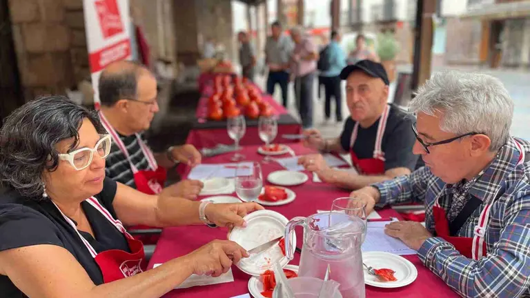 Jurado del concurso de tomate feo en Santesteban. CEDIDA