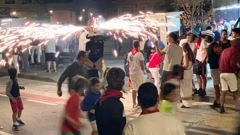 El toro de fuego en la localidad de Murieta. Navarra.com