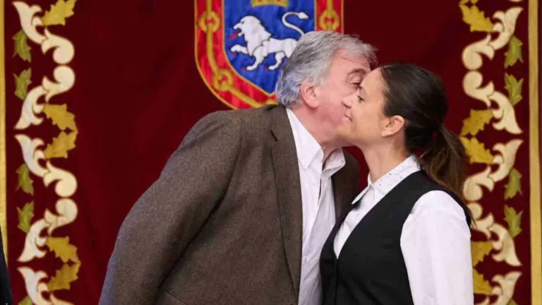 La portavoz socialista Marina Curial besa al alcalde de Pamplona, Joseba Asiron. PABLO LASAOSA