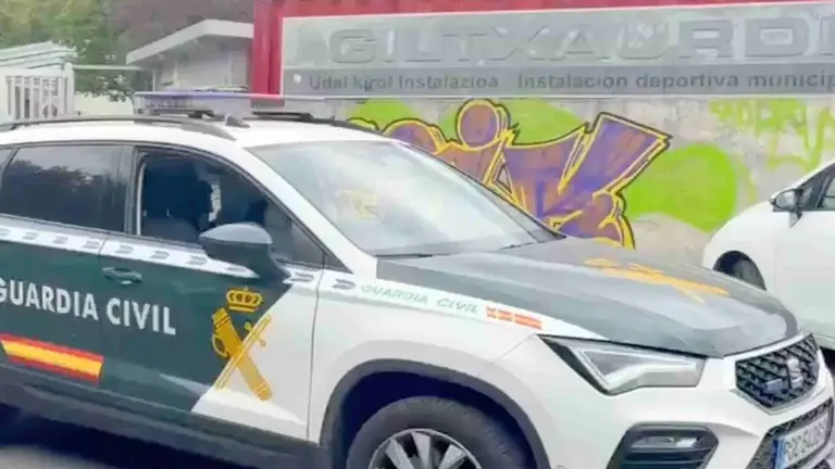 Coche patrulla de la Guardia Civil a las puertas del polideportivo Giltxaurdi de Elizondo. GUARDIA CIVIL