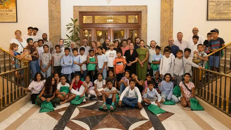 Fotograf&iacute;a de familia de los ni&ntilde;os del programa Vacaciones por la Paz. AYUNTAMIENTO DE PAMPLONA